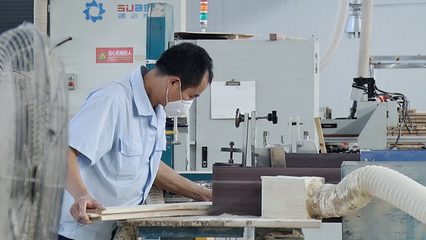 落實“三個推進年”｜港藝家具 首批入園 率先投產家具加工